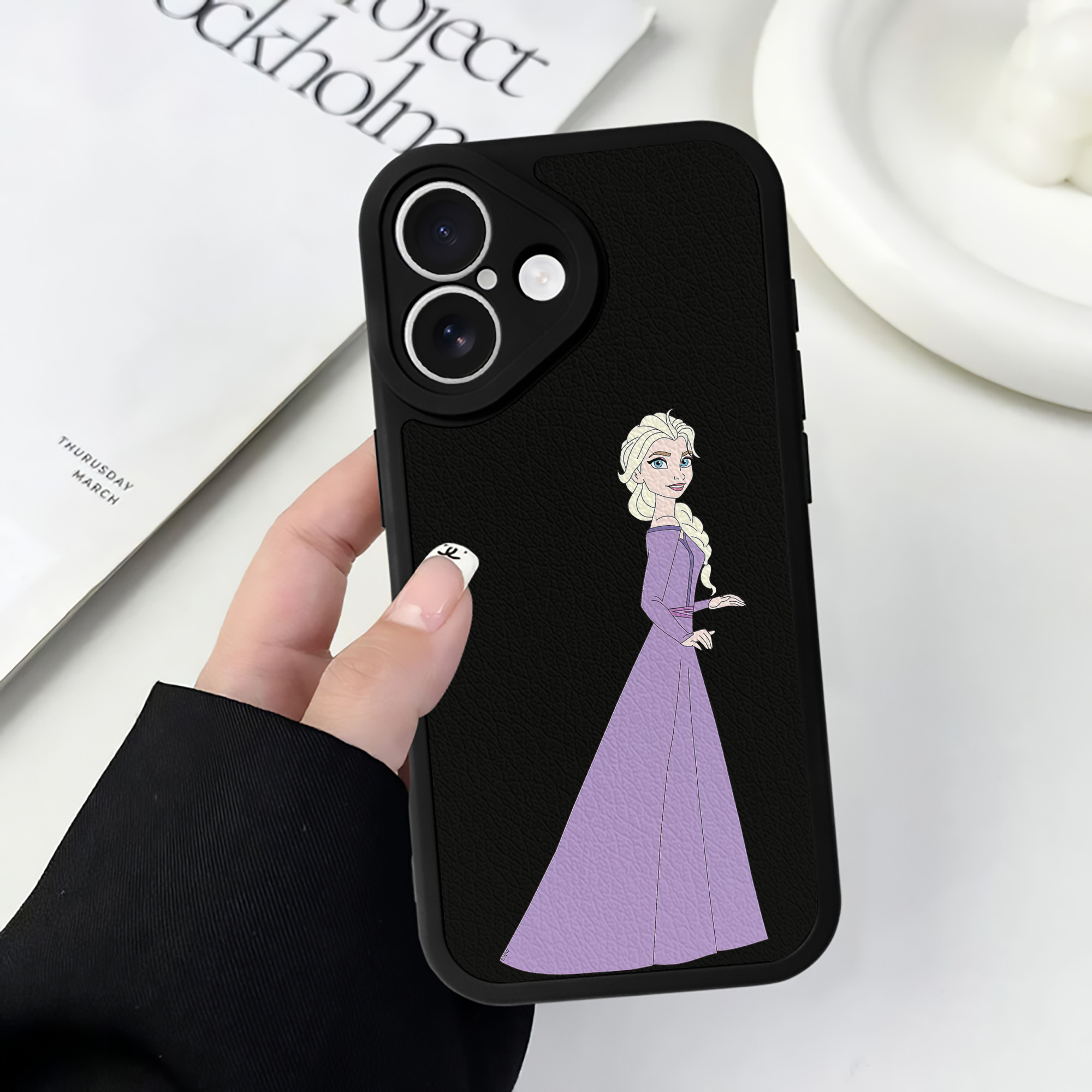 （画像用） アナと雪の女王 アンナ エルサ Frozen Anna Elsa 【iPhone 16シリーズ対応】シリコンスマホケース（レザー調） 材質：シリコン